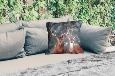 Buitenkussen - Hert - Dieren - Winter - Gewei - Sneeuw - Natuur - 45x45 cm - Weerbestendig