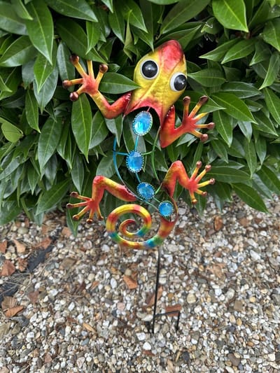 Metalen deco tuinsteker " salamander " + steentjes - meerkleurig - hoogte 50 x 20 x 1 cm - Tuinaccessoires - Tuindecoratie - Tuinstekers