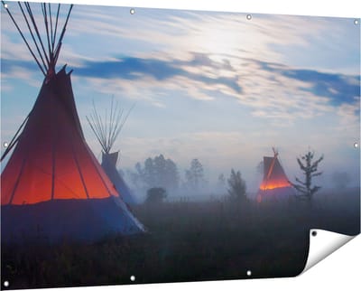 Gards Tuinposter Indianen Tipi in de Nacht tijdens de Mist - 150x100 cm - Tuindoek - Tuindecoratie - Wanddecoratie buiten - Tuinschilderij