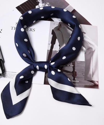 Stijlvolle Sjaal Navy Blauw - Off-White / Beige Dots – 90 x 90 cm | Hoofdband - Sjaaltje - Bandana - Haarband | Gestipt - Stip - Polkadot - Dots | Prachtige glans | Chique om nek of aan tas!