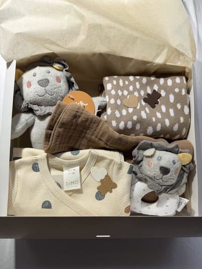 Kraampakket baby neutraal beige – kraamcadeau jongen meisje – baby cadeau set – romper – knuffel – rammelaar – kruikzak – hydrofiele doeken – slabbetje – newborn essentials – baby uitzet compleet 7 delig