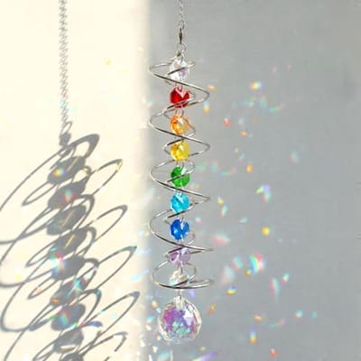 Kristallen zonnevanger windgong met spiraalvormige staart en 7 chakrakralen - regenboog raamdecoratie