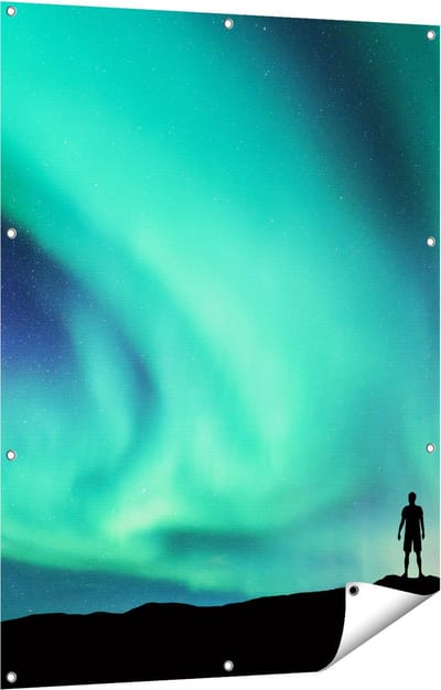 Gards Tuinposter Man bij het Groene Noorderlicht - 90x120 cm - Tuindoek - Tuindecoratie - Wanddecoratie buiten - Tuinschilderij