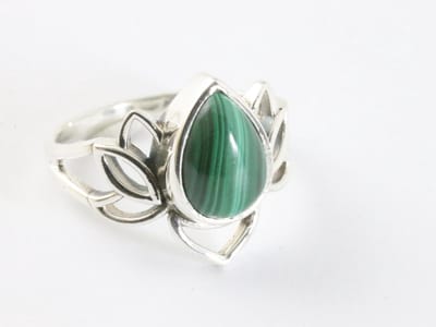 Opengewerkte zilveren lotus bloem ring met malachiet - maat 17