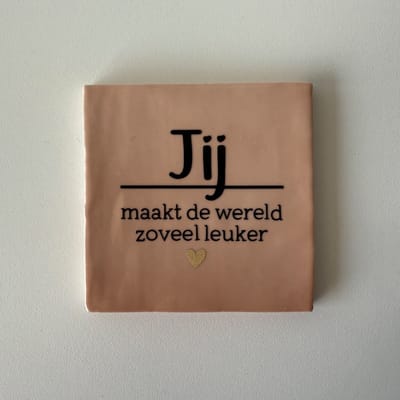 Jij maakt de wereld zoveel leuker (Roze tegeltje) - Spreuktegel - Tegeltje met tekst - Tegeltje met spreuk - Cadeautje - Origineel cadeau