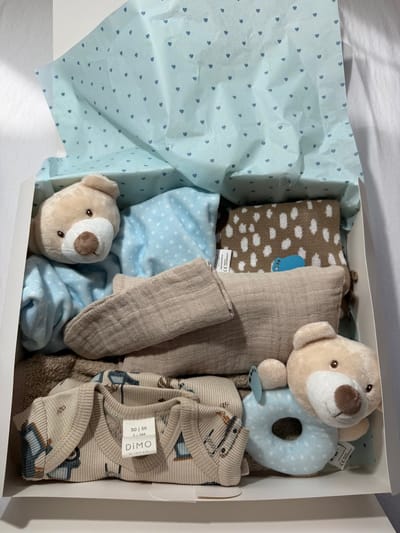 Kraampakket baby blauw – kraamcadeau jongen – baby cadeau set – romper – knuffel – rammelaar – kruikzak – hydrofiele doeken – slabbetje – newborn essentials – baby uitzet compleet 7 delig