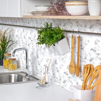 Zelfklevende muurtegelstickers voor keuken en badkamer - 24 zwart-witte tegelstickers met marmerlook - 24 stickers van 10x10 cm