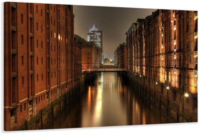 Dailygoods - Canvasdoek 120x80 cm - Nachtopname Bakstenen Gebouwen