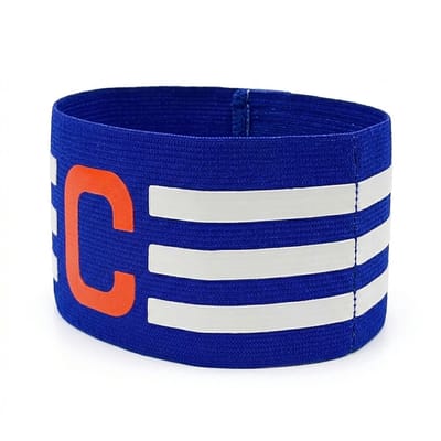 Blauwe aanvoerdersband voetbal heren dames elastische verstelbare armband met oranje letter C en witte strepen polyester polsband geschikt voor wedstrijden en trainingen
