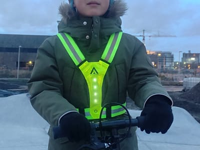 ARISENN® 2023 KIND Veiligheidshesje met Verlichting - geschikt voor kinderen - Led Harnas - Led Vest - Wit Licht voor & Rood licht achter - Hardloop Led verlichting - Reflecterend Hardloop vest - Hardlopen - Sport verlichting - incl batterijen