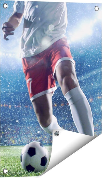 Gards Tuinposter Voetbal Speler met de Bal in een Druk Stadion - 40x60 cm - Tuindoek - Tuindecoratie - Wanddecoratie buiten - Tuinschilderij