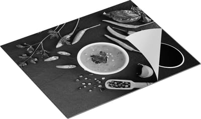 Chefcare Inductie Beschermer Hete Groenten op Zwarte Marmer - Groentes - Zwart Wit - 65x50 cm - Afdekplaat Inductie - Kookplaat Beschermer - Inductie Mat