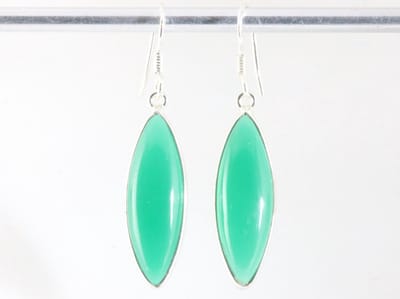 Lange zilveren oorbellen met groene onyx