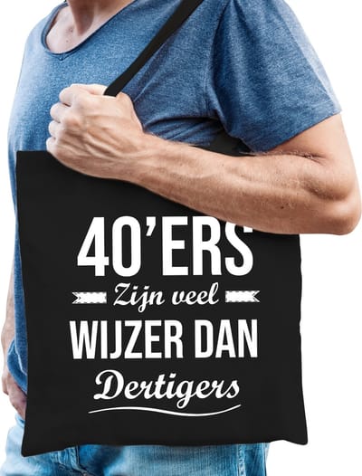 40ers zijn veel wijzer dan dertigers - cadeau tasje - zwart - voor heren - verjaardag