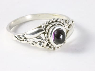 Fijne bewerkte zilveren ring met amethist - maat 16.5