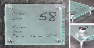 Glazen naambordje met naam en huisnummer - naambordje - huisnummerbordje - huisnummer - deurbordje - deurdecoratie - huisidentificatie