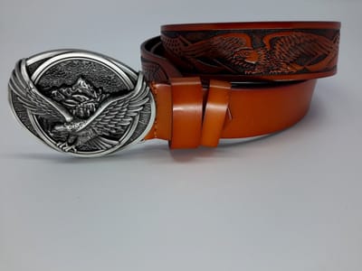 RR20-19.bro.115 : Vliegende Arend pinbuckle aan oranje bruine lederen Riem, 115cm