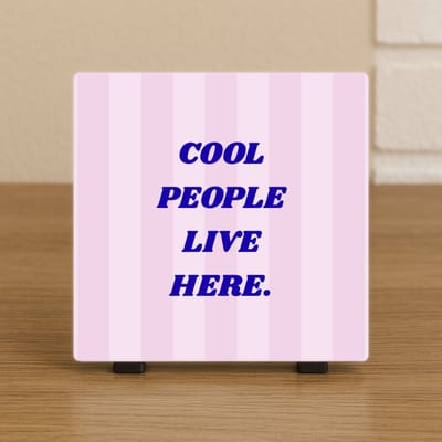 Wenstegeltje "Cool people live here" – Spreuktegel – Cadeau - Hip trendy tegeltje – Tegeltje met Spreuk – Keramiek – Wanddecoratie – Sfeervol en Persoonlijk – Trendy nu – Origineel cadeau
