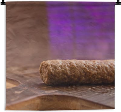 Wandkleed Frikandel - Een close-up van een gefrituurde frikandel Wandkleed katoen 120x120 cm - Wandtapijt met foto
