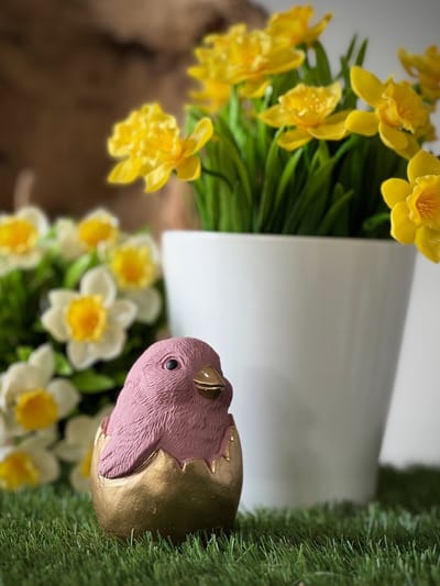Kuiken uit ei links/rechts pink-fuchsia 9,5 cm hoog - decoratief beeld of figuur - thema Pasen - lentecollectie - zomercollectie - cadeau - geschenk - voor binnen - voor buiten - decoratie - interieur - voorjaar