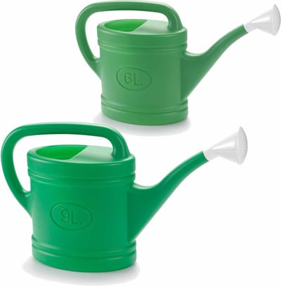 Voordeelset van 2x stuks kunststof tuin gieters 6 en 9 liter groen - Met sproeikop/broeskop - Bloemen/planten water geven