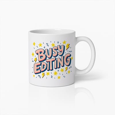 Busy Editing Mok 330ml – Grappige Koffiebeker voor Video Editors, Contentmakers & Ontwerpers, Perfect Kantoor Cadeau