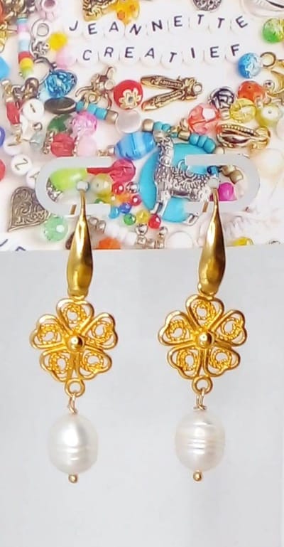 Jeannette-Creatief® - Zoetwaterparel - Gouden Bloem & Wit - Oorbellen Parels - Parel Oorbellen - Oorbellen Dames - Oorbellen Zoetwaterparels - Oorbellen Bloem - Bloemen - Oorhangers - Sieraden - Feestdagen - Moederdag