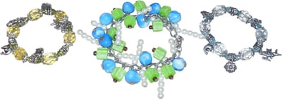 Armbanden met diverse hangertjes en kleuren set van 3 stuks.