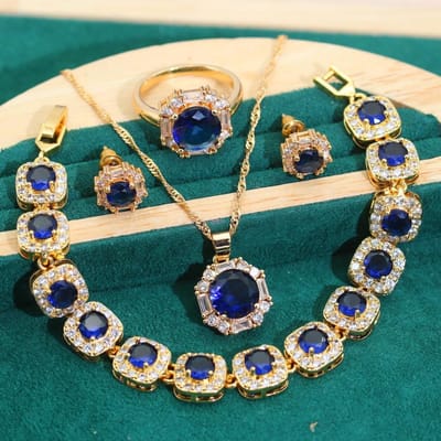 Europese en N Nieuwe Sieradenset Sfeer Vol Diamant Dames Set Sieraden Oorbellen Ring Goud 10 yards beige