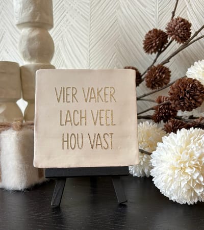 Hartjespost | Tegeltje Vier vaker lach veel hou vast, mat wit, goud | schoencadeautjes sinterklaas | tegeltjes met tekst | spreuktegel | tegeltjeswijsheden | cadeau | Christmas | Xmas | kerstmis | decoratie kerst | 10x10