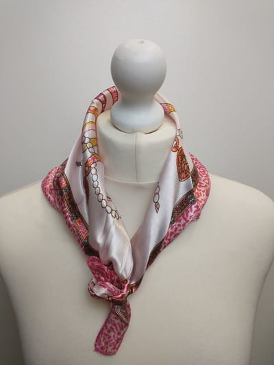 50x50 Vierkante dames sjaal Kathelijne fantasiemotief roze wit oranje bruin zwart geel