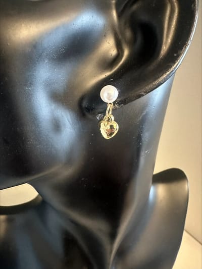 goudkleurige pareloorsteker met dicht hartje | Make up | Parfum | Moederdag | Verjaardagscadeau| Cadeautje| Valentijnsdag| Kado | sieraden | vaderdag | oorbellen | oorsieraden