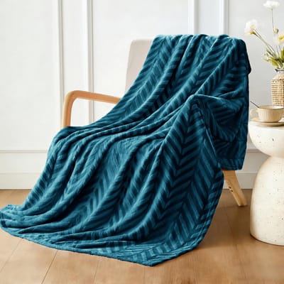 Flotilla Knuffeldeken met chevron patroon, 130 x 150 cm, warme bankdeken, woondeken, superzachte en behaaglijke fleecedeken, flanellen deken, grijsblauw