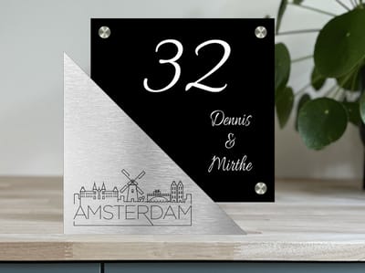 Naambordje / huisnummer voordeur skyline amsterdam met huisnummer 23x23cm zwart en rvs-look