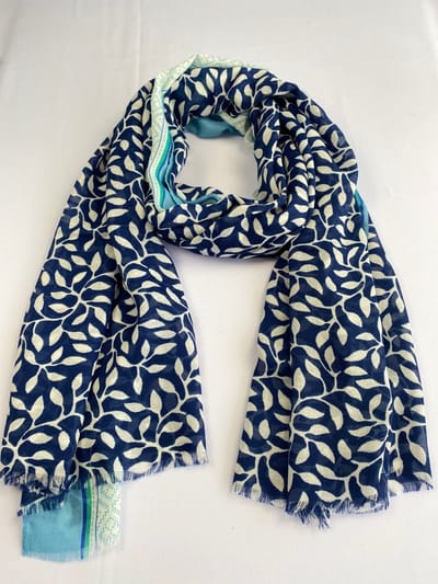 Sjaal met bloemmotief en kleuren / 50% katoen met 50 % viscose
