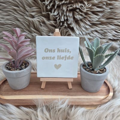 Robuust wenstegeltje “Ons Huis, Onze Liefde” – Liefde Cadeau – Woondecoratie – Relatie Cadeautje – Trendy nu – Valentijn – Decoratief Tegeltje met Standaard – Cadeau Idee