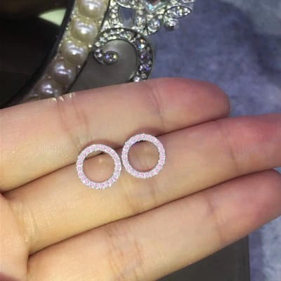 Huitan Delicate Holle Cirkel Oorknopjes Volledig Geplaveid met CZ Stenen Eenvoudige Stijlvolle Dames Oorbel Dagelijkse Combinatie Accessoires gray