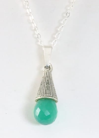 Fijne zilveren hanger met groene aan ketting