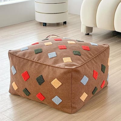 Deze rechthoekige, met stof gevulde futon geeft je woonkamer een stijlvolle touch. Hij kan gebruikt worden als voetenbankje, krukje of bankje met kussens, geschikt voor balkons, kantoren en binnenruimtes. Afmetingen: 4,45 x 30 cm, bruin vierkant.