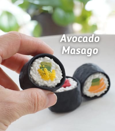 Avocado Masago Sushi Clicker 3D Print - Vera's Arts & Dice - Clickers - Fidget Toys - Speelgoed - Fidget Clickers - Verzamelobject - Sushi - Avocado - Masago - Figuur - Geel Groen Wit Zwart