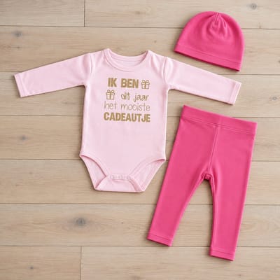 Baby 3delig kledingset pasgeboren meisje | maat 50-56 | roze mutsje beertje roze broekje streep en roze romper lange mouw met tekst goud ik ben dit jaar het mooiste cadeautje Bodysuit | cadeau eerste Moederdag liefste mama Vaderdag papa