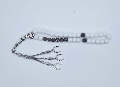Handgemaakte naam tasbih 33 Kralen Natuursteen “Mat Witte agaat” - met metaal tassel “Hoefijzer"- Met je naam of de naam van uw geliefde- 8 mm diameter van de korrel