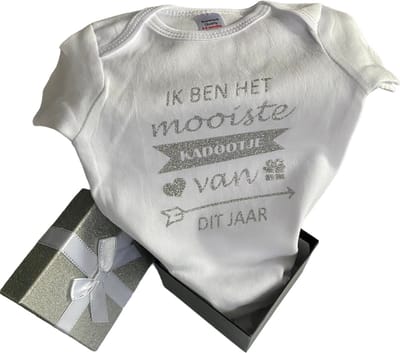 100% katoenen Rompertje "Ik ben het mooiste kadootje van dit jaar" Wit/zilver Glitter Maat 56/62 In Luxe Geschenkbox