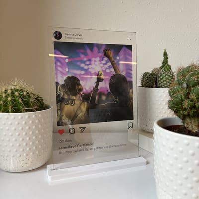 InstaFrame - Instagram Plexiglas plaat inclusief standaard - 30x20cm - Gepersonaliseerd met foto en tekst