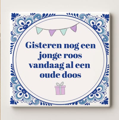 Grappige Verjaardag Tegel 15x15cm – “Gisteren nog een jonge roos, vandaag al een oude doos” – Humoristische Blauwe Delfts Stijl Keramische Tegel, Leuk Cadeau voor Haar