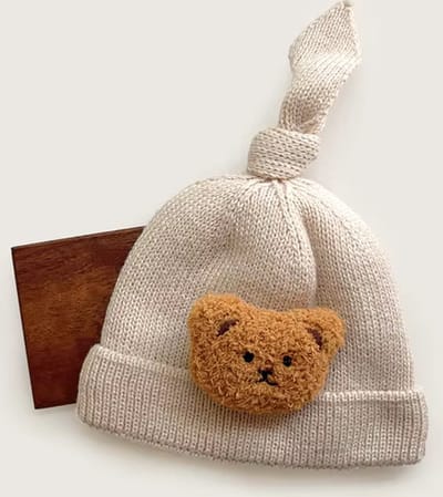Gebreid Babymutsje met Knoop – Berenkopje – Zandkleur – 3-12 maanden