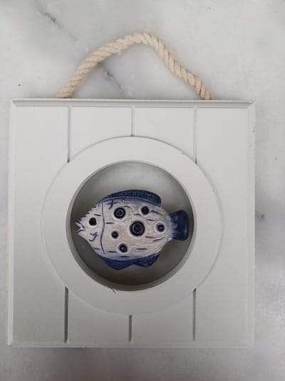 Kadertje met glas en visje muurdecoratie crème en blauw 12x12cm met ophanglus in touw