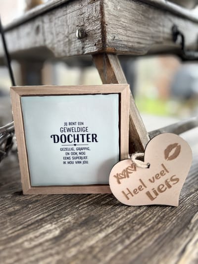 Creaties van Hier -Liefs in een lijstje dochter met houten hartje - 12 cm – Keramiek