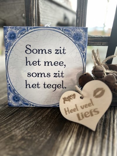 Creaties van Hier - Tegeltje Soms zit het mee met houten hartje - 15 cm – Keramiek