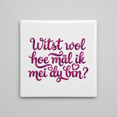 Friese Liefdesquote Tegel 15×15 cm – “Witst wol hoe mâl ik mei dy bin?” – Romantisch Keramisch Cadeau & Woondecoratie